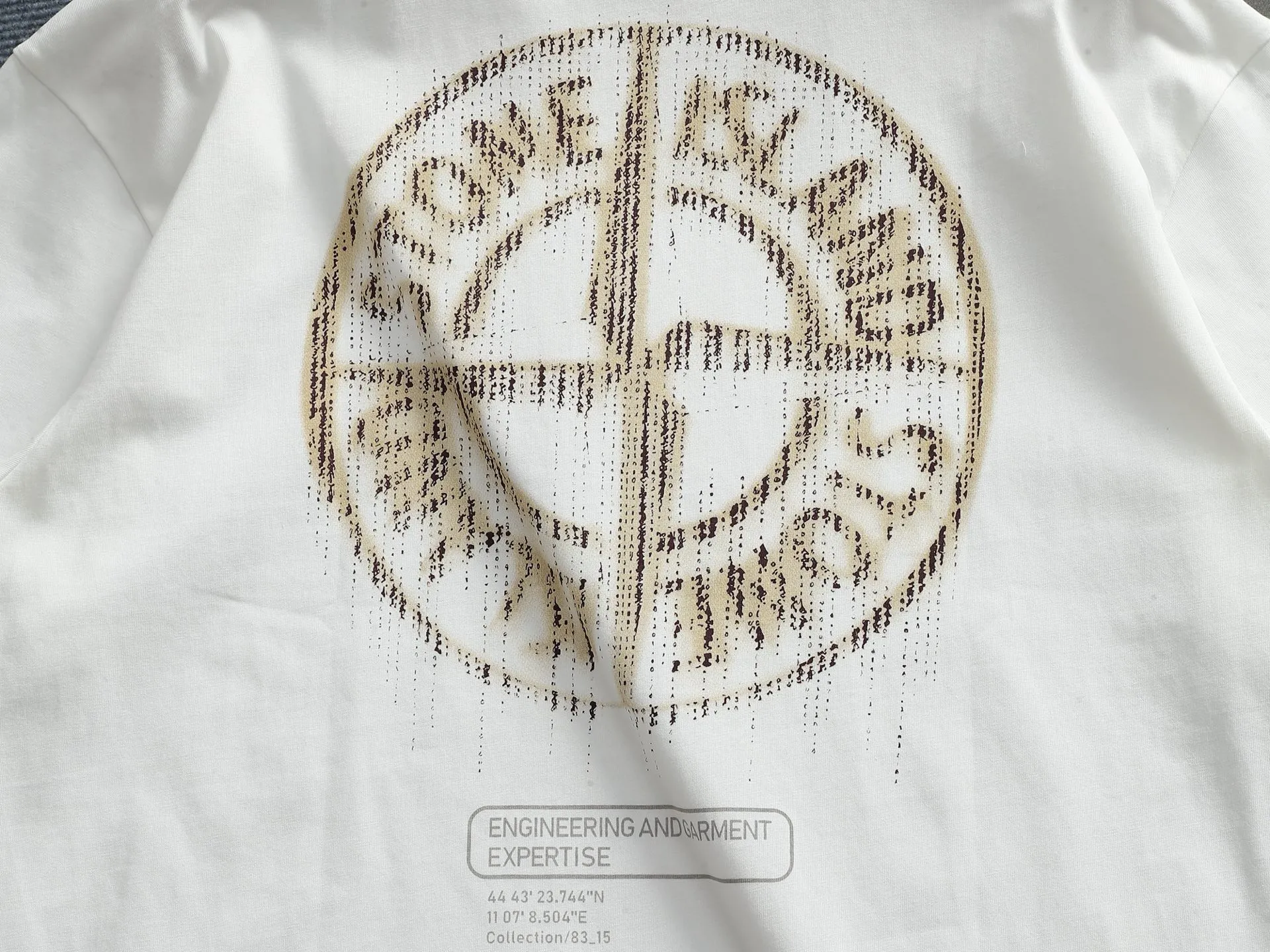 🅿️170 Stone Island 2025FW new autumn and winter geometric print short-sleeved base T-shirt. Pure background color with the brand's iconic compass logo + geometric line printing on the back, which is very cool and recognizable. The basic round neck version is suitable for various body shapes, the fabric is soft and breathable, and multiple colors are available. Suitable for daily outings/casual wear, easy to wear on the street. Color: black and white Size: XSSML